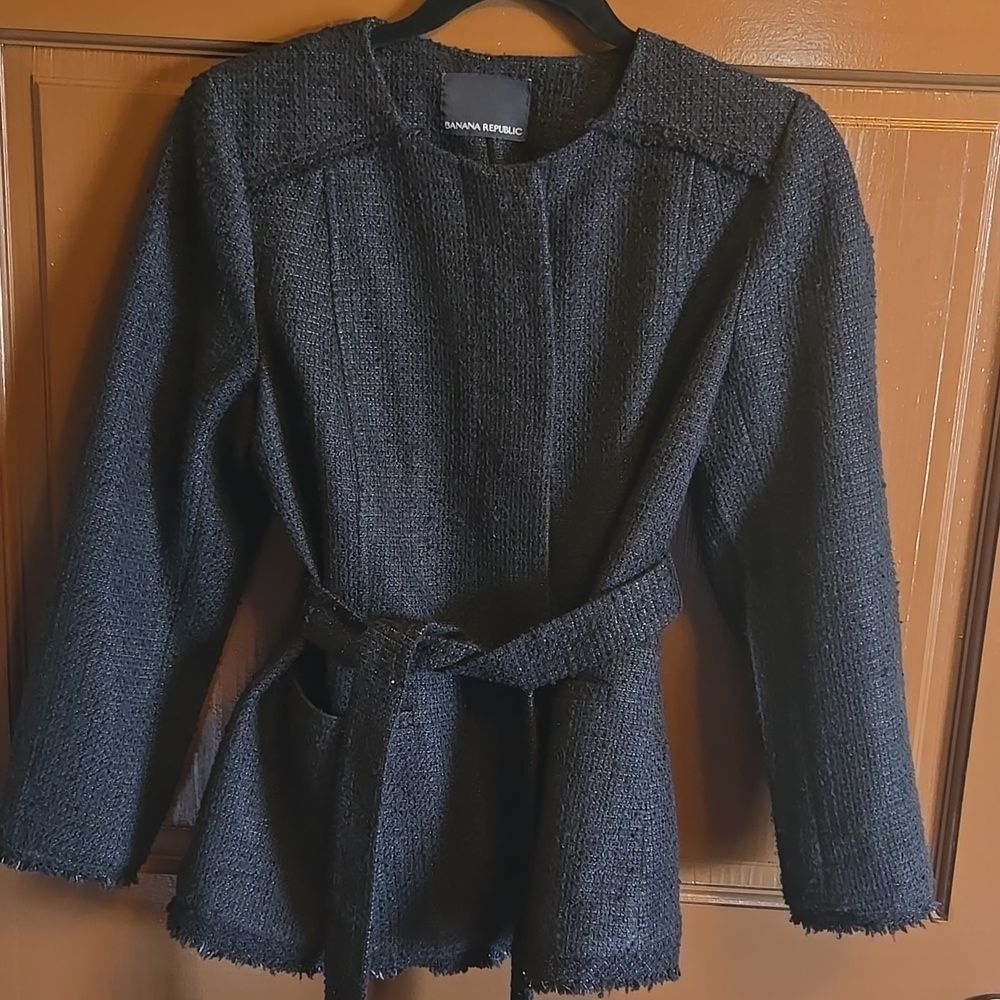 Banana Republic-Wool blend black textured short jkt with raw edge Sz 8P